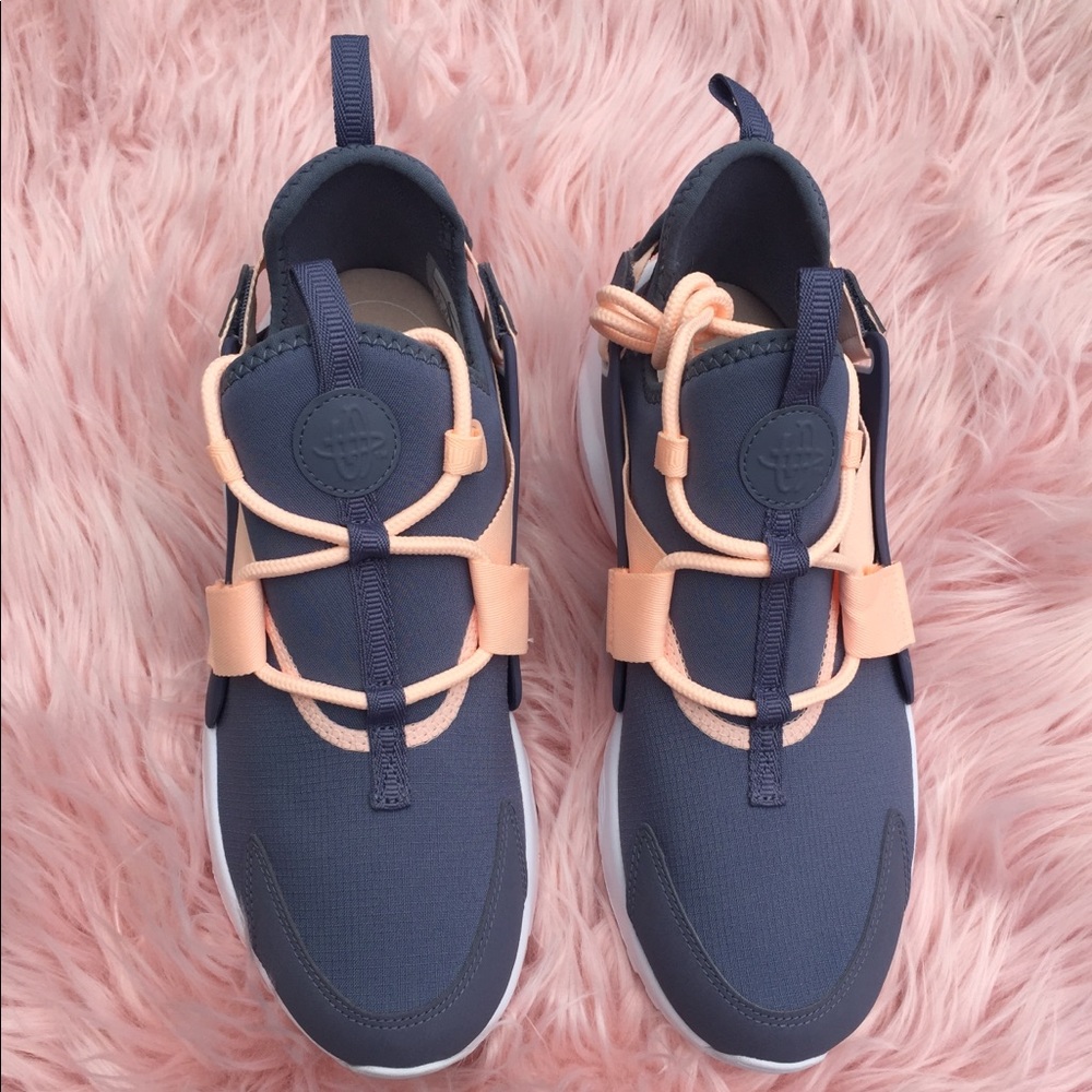 New Women’s Nike Air Huarache Sneakers - Picture 3 of 5